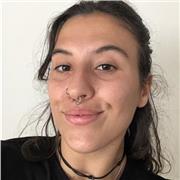 Profesora joven y con energía que mira por el bienestar de sus alumnos